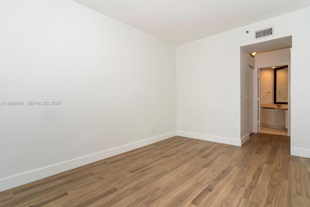 3215 NE 184th St 14301, Aventura, FL 33160