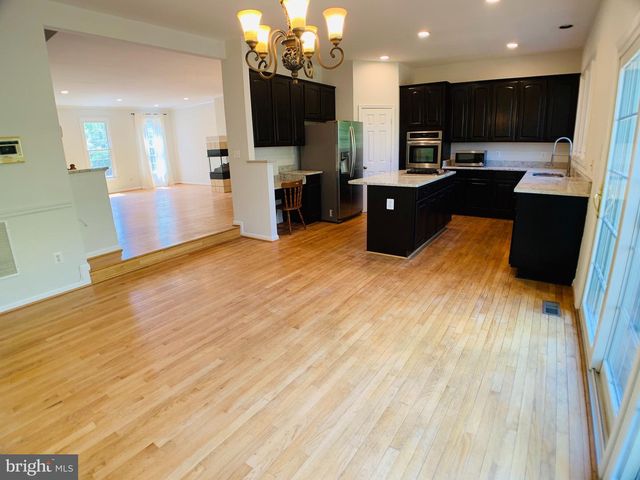 10496 COURTNEY DR, Fairfax, VA 22030