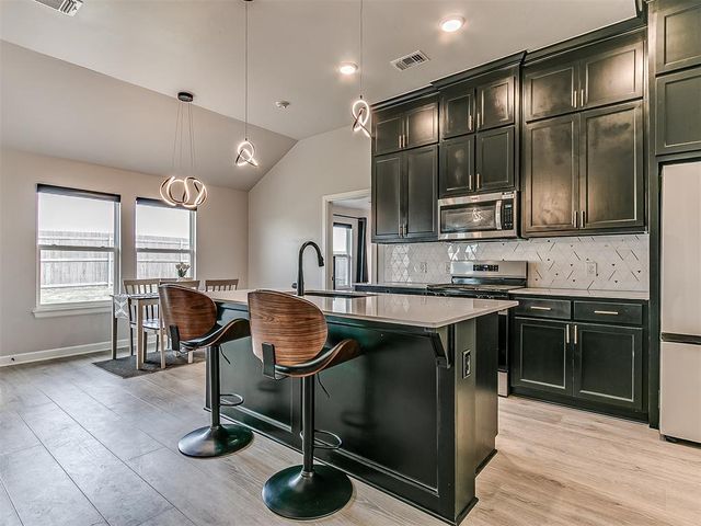 3205 Piney River Drive, Yukon, OK 73099