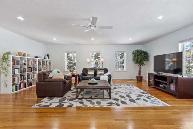 309 Reservoir Rd, Lunenburg, MA 01462