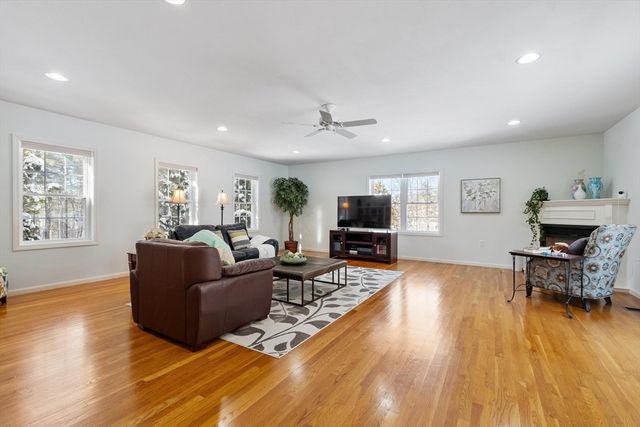 309 Reservoir Rd, Lunenburg, MA 01462