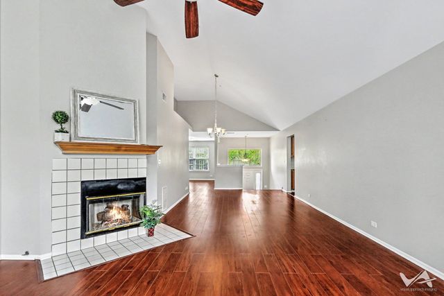 1620 COLUMBIA Circle 2, Bartlett, IL 60103