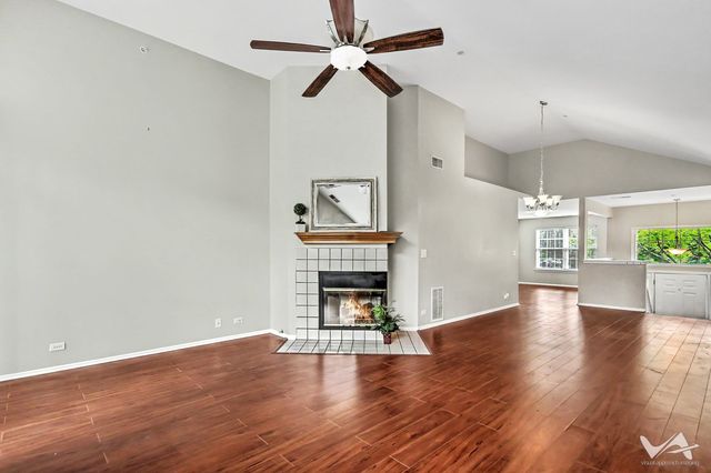 1620 COLUMBIA Circle 2, Bartlett, IL 60103