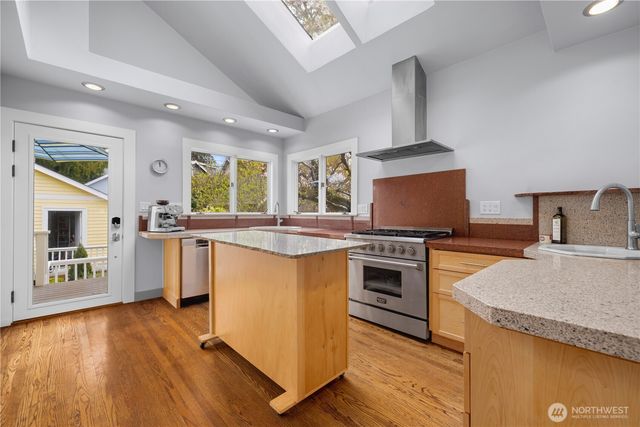 2528 1st Avenue W, Seattle, WA 98119