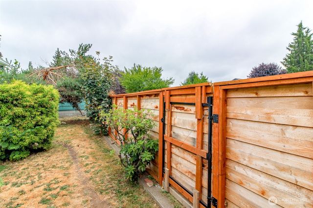 1005 E 57th Street, Tacoma, WA 98404