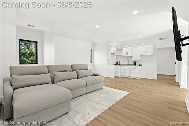 910 Hill Hollow Lane, Milford, MI 48381