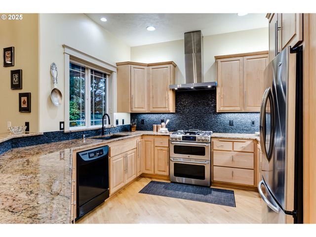 3409 LAKESIDE Dr, Eugene, OR 97401