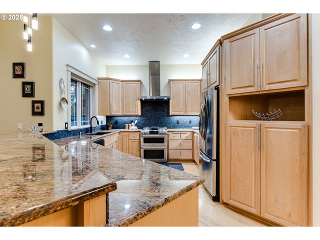 3409 LAKESIDE Dr, Eugene, OR 97401