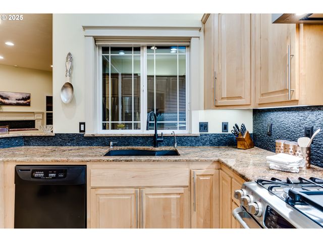 3409 LAKESIDE Dr, Eugene, OR 97401