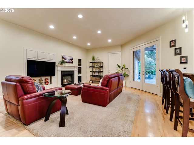 3409 LAKESIDE Dr, Eugene, OR 97401