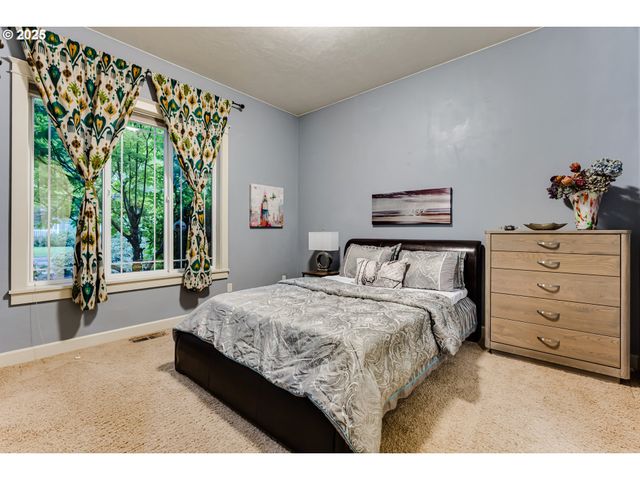 3409 LAKESIDE Dr, Eugene, OR 97401