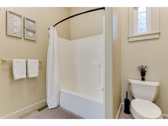 3409 LAKESIDE Dr, Eugene, OR 97401