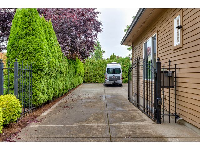 3409 LAKESIDE Dr, Eugene, OR 97401