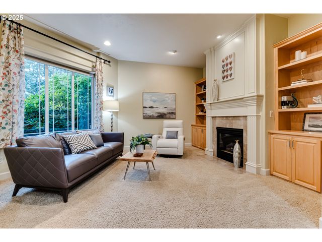 3409 LAKESIDE Dr, Eugene, OR 97401