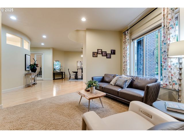 3409 LAKESIDE Dr, Eugene, OR 97401