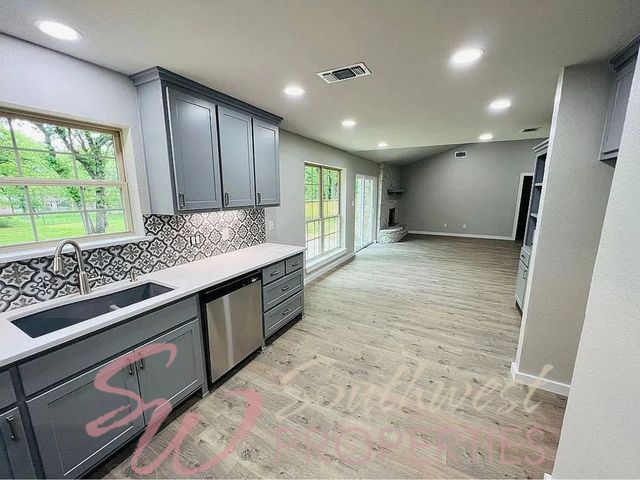 2605 W Highland Drive, Granbury, TX 76049