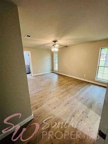 2605 W Highland Drive, Granbury, TX 76049
