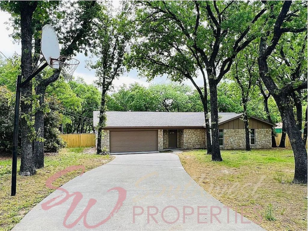 2605 W Highland Drive, Granbury, TX 76049
