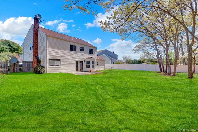 58 Glenmere Way, Holbrook, NY 11741