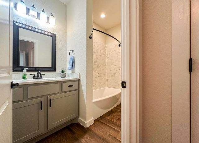 1048 Roanoke Ln, Kerrville, TX 78028