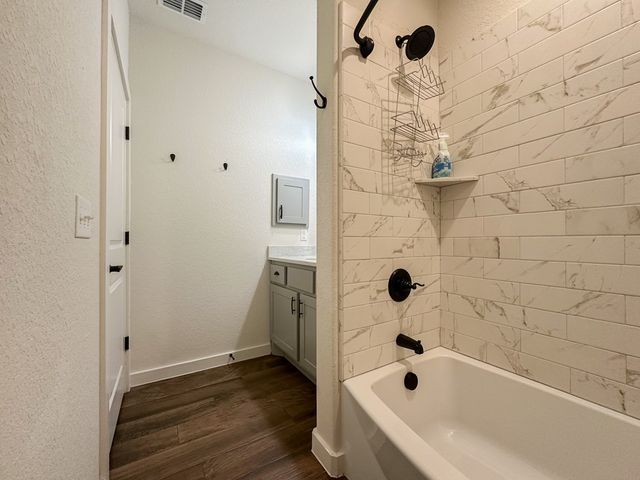 1048 Roanoke Ln, Kerrville, TX 78028