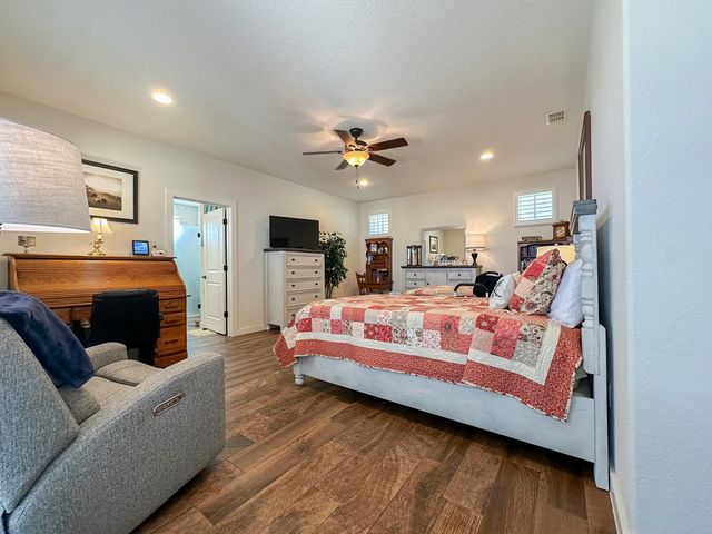 1048 Roanoke Ln, Kerrville, TX 78028