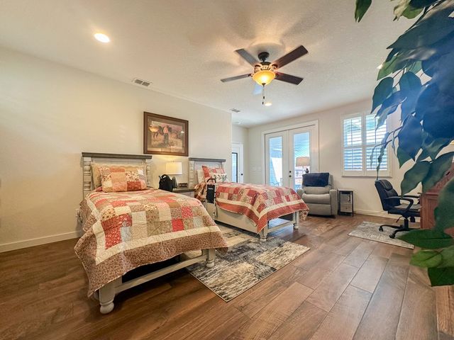 1048 Roanoke Ln, Kerrville, TX 78028