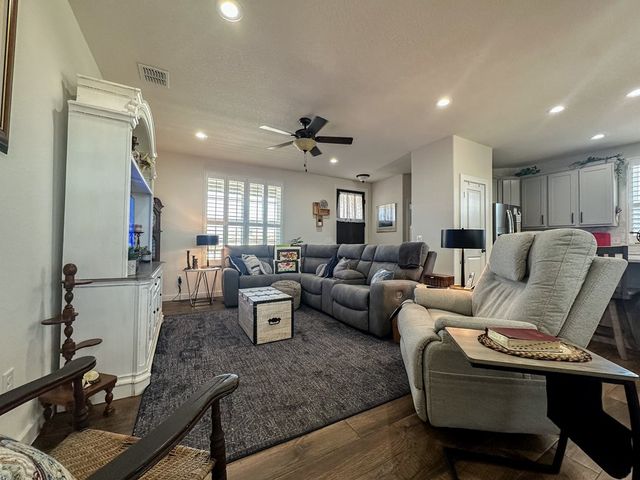 1048 Roanoke Ln, Kerrville, TX 78028