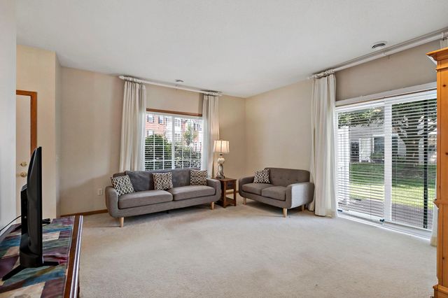 8012 Stratford Circle S, Shakopee, MN 55379