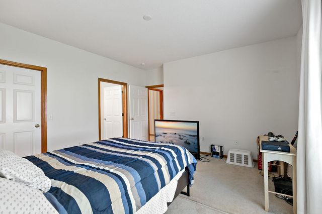 8012 Stratford Circle S, Shakopee, MN 55379