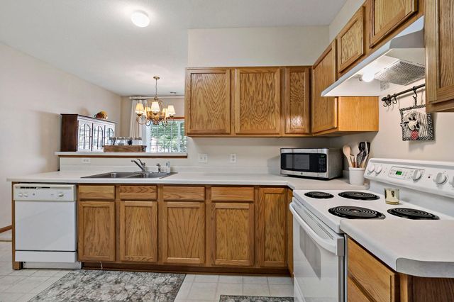 8012 Stratford Circle S, Shakopee, MN 55379