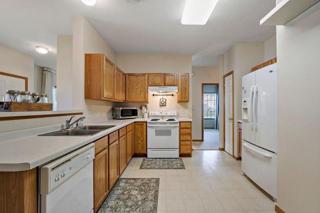 8012 Stratford Circle S, Shakopee, MN 55379