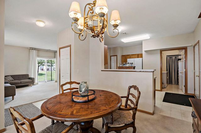 8012 Stratford Circle S, Shakopee, MN 55379