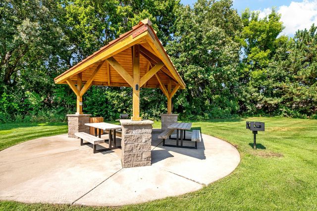 8012 Stratford Circle S, Shakopee, MN 55379