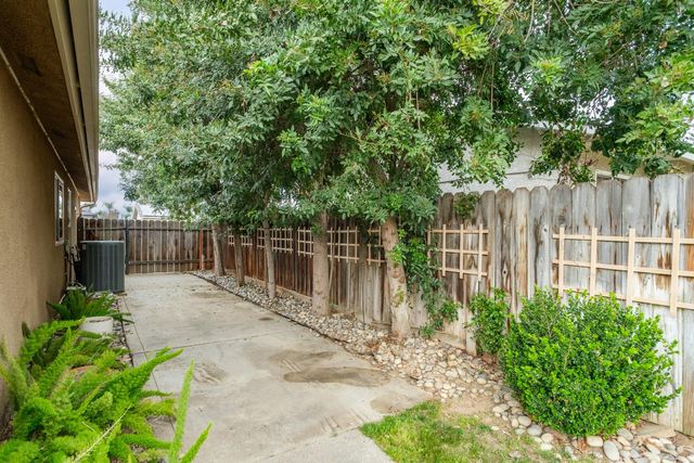 1637 W Los Altos Avenue, Fresno, CA 93711