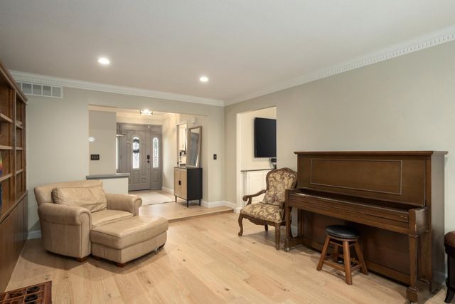 1637 W Los Altos Avenue, Fresno, CA 93711