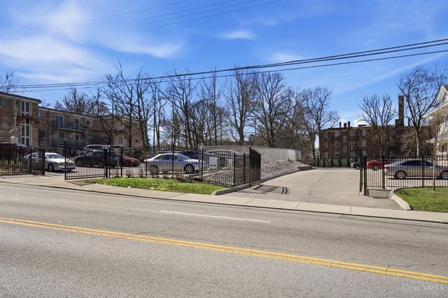 3900 Rose Hill Avenue, Cincinnati, OH 45229