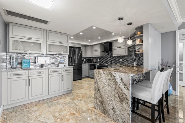 2425 Presidential Way PH1, West Palm Beach, FL 33401