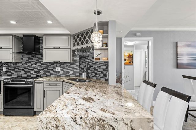 2425 Presidential Way PH1, West Palm Beach, FL 33401