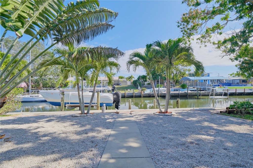 Image 11 of property listing at 6811 GEORGIA AVENUE, Bradenton, FL 34207