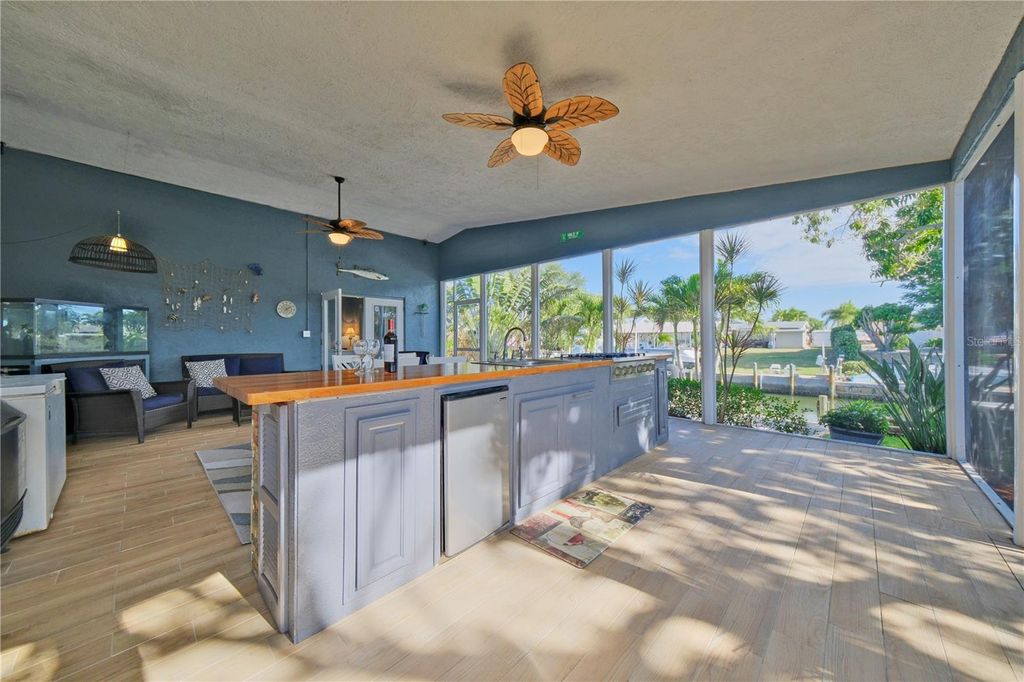 Image 6 of property listing at 6811 GEORGIA AVENUE, Bradenton, FL 34207