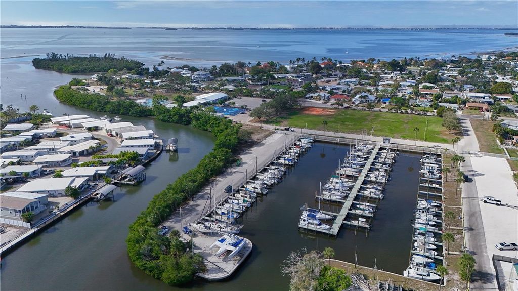 Image 66 of property listing at 6811 GEORGIA AVENUE, Bradenton, FL 34207