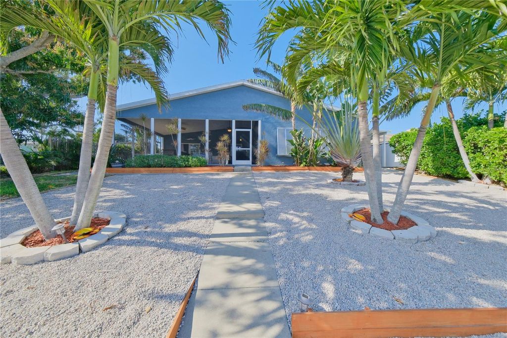 Image 9 of property listing at 6811 GEORGIA AVENUE, Bradenton, FL 34207