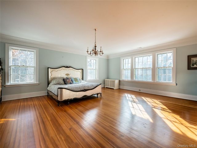 64 Plandome Court, Manhasset, NY 11030