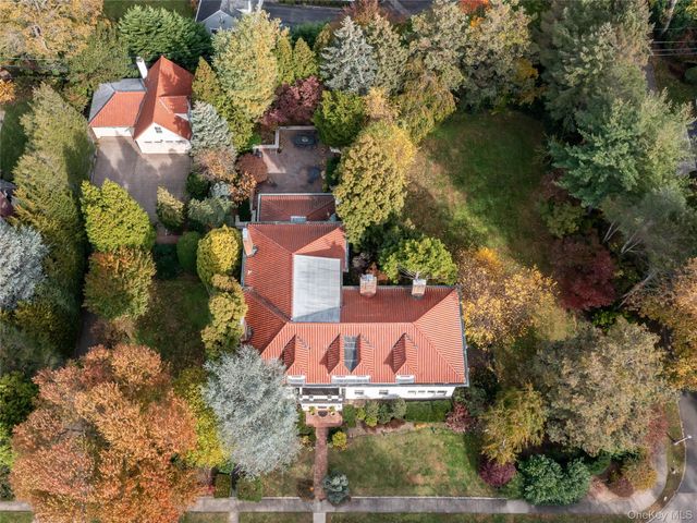 64 Plandome Court, Manhasset, NY 11030