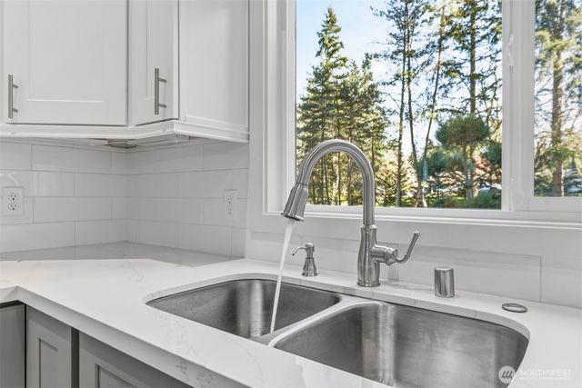 11785 Penny Place NE, Bainbridge Island, WA 98110