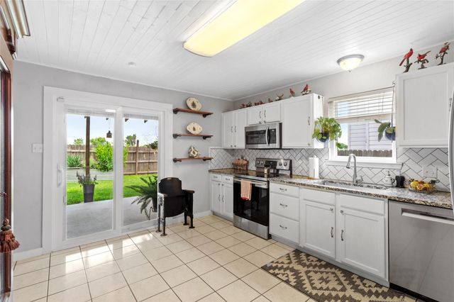 1104 Hilltop DR, San Marcos, TX 78666