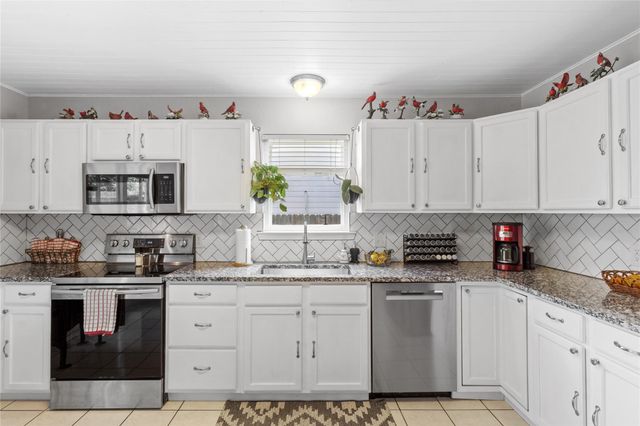 1104 Hilltop DR, San Marcos, TX 78666