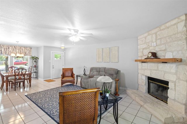 1104 Hilltop DR, San Marcos, TX 78666