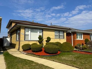 8220 S Mozart Street, Chicago, IL 60652